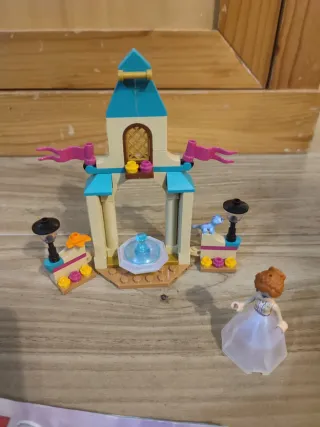Lego Disney 43198 il cortile del castello di Anna
