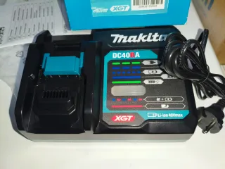 Cargador de batería Makita DC40RA XGT 40V