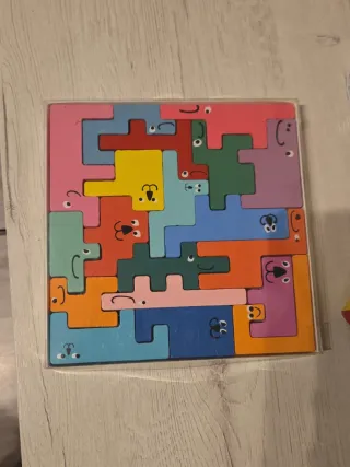 Puzzle de madera con animales de colores