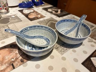 Set di tazze e cucchiai cinesi in porcellana