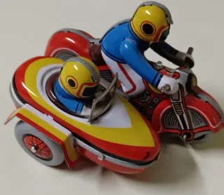 Moto con sidecar in lamiera