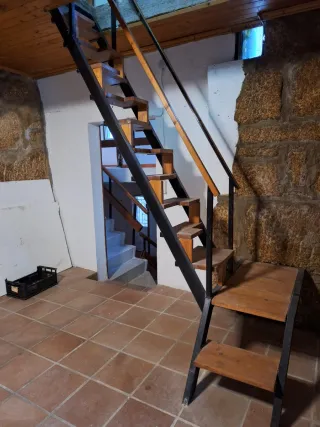 Escalera de madera y metal