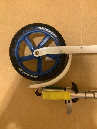 Patinete metálico blanco (avigo)