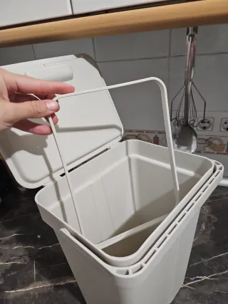 Cubo blanco con tapa para cocina o baño