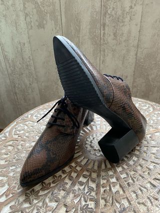 Zapatos tacón piel serpiente marrones