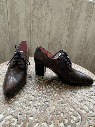 Zapatos tacón piel serpiente marrones