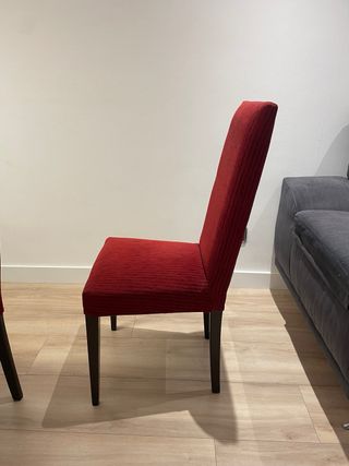 Sillas de salón de pana rojas.