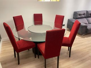 Sillas de salón de pana rojas.