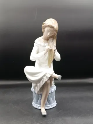 Figura Nao de Lladro Chica Joven