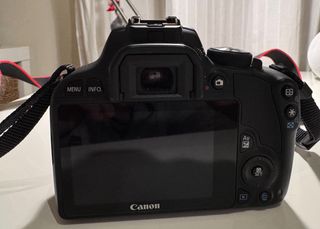 Canon EOS 100D + EF-S 18-55mm + Bolsa y accesorios