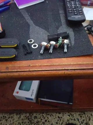 Pastillas EMG para guitarra baja.