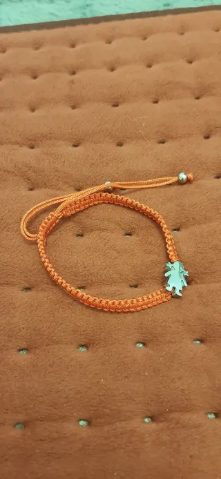 Pulsera naranja con charm de niña