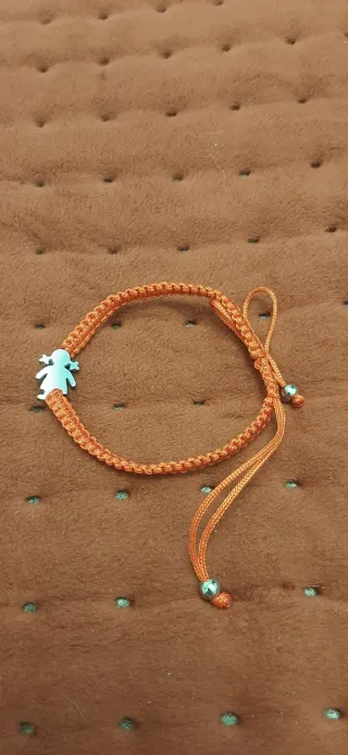Pulsera naranja con charm de niña