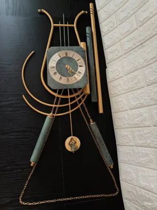 Reloj de pared estilo lira dorado y verde