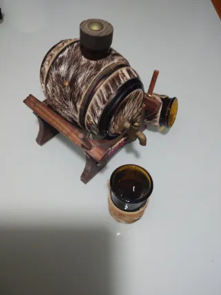 Barril decorativo con vasos