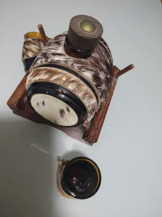 Barril decorativo con vasos