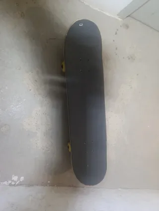 Monopatín con ruedas amarillas