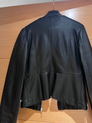 Chaqueta Zara efecto piel negra