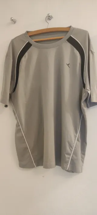 Camiseta deportiva gris con detalles