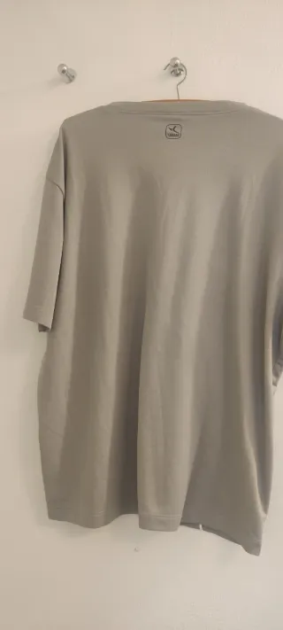 Camiseta deportiva gris con detalles