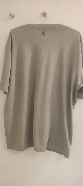 Camiseta deportiva gris con detalles