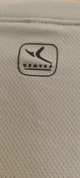 Camiseta deportiva gris con detalles