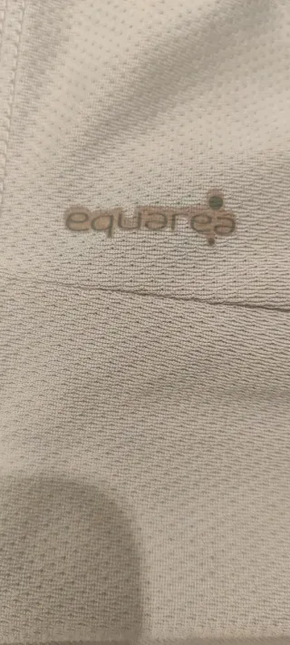 Camiseta deportiva gris con detalles