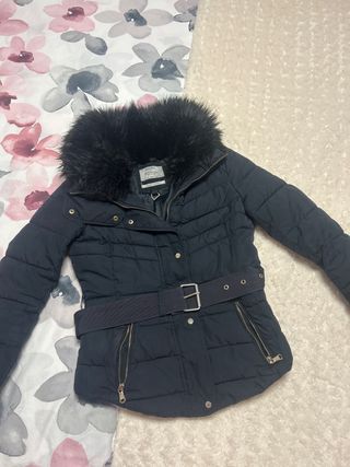 Abrigo negro con cinturón y pelo