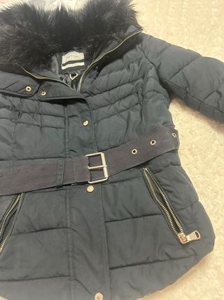 Abrigo negro con cinturón y pelo