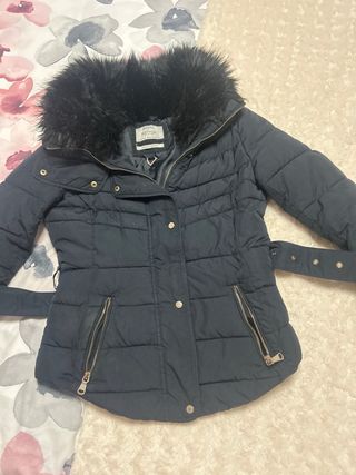 Abrigo negro con cinturón y pelo