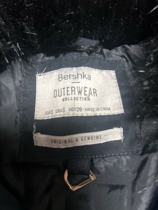 Abrigo negro con cinturón y pelo