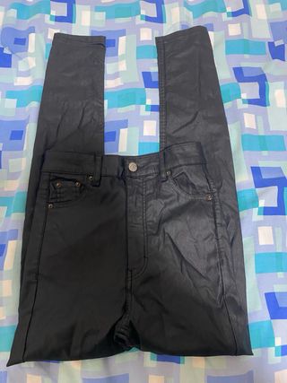 Pantalón mujer Pull&Bear negro efecto piel