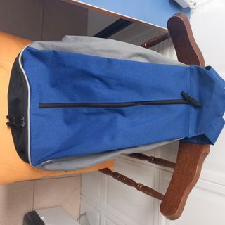Mochila deportiva azul y gris