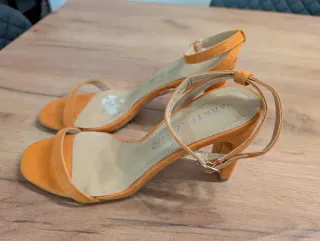 Sandalias de tacón naranja