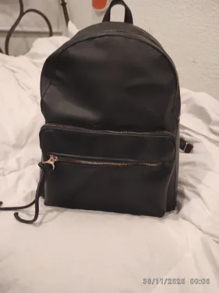Bolso negro con cremalleras doradas