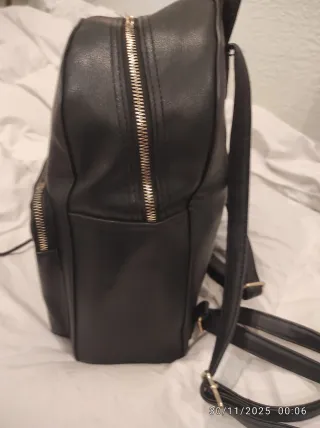 Bolso negro con cremalleras doradas