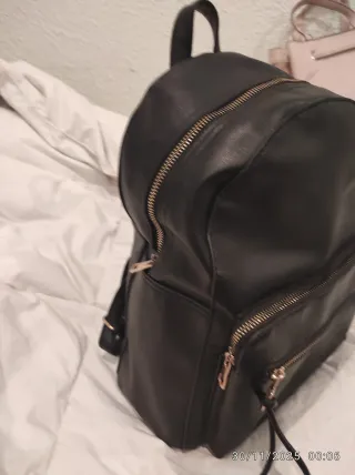 Bolso negro con cremalleras doradas