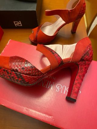 Zapatos de tacón Mendizabal rojos