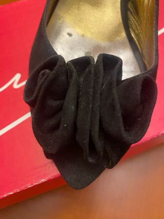 Zapatos de tacón negros destalonados con moña