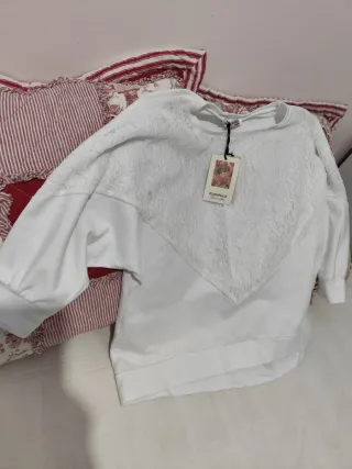 Sudadera blanca con encaje
