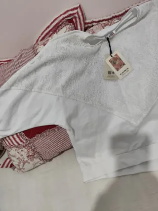 Sudadera blanca con encaje