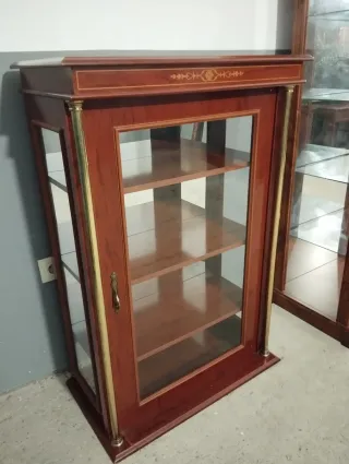 Vitrina madera y cristal dorada