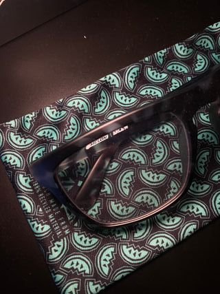 Occhiali da sole da uomo neri e turchese