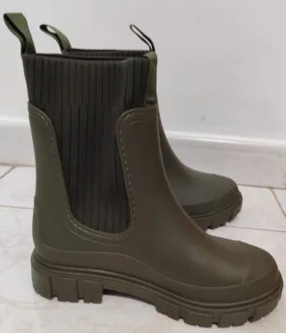 Botas de agua verde militar.