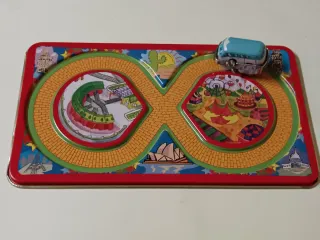 Pista di giocattoli in lamiera