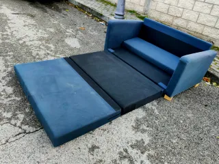 Sofá pequeño azul de tela