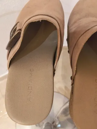 Zuecos beige con hebilla