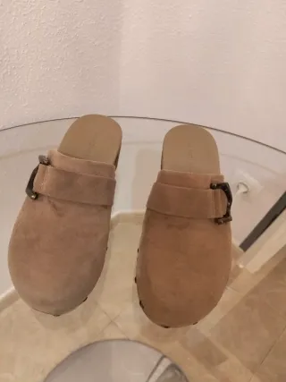 Zuecos beige con hebilla