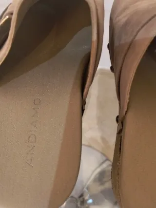 Zuecos beige con hebilla