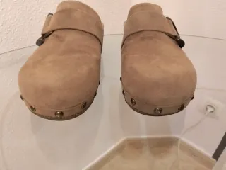 Zuecos beige con hebilla